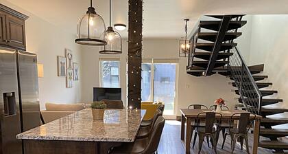 Rustic Townhome Retreat Surrounded By Scenic Mtns