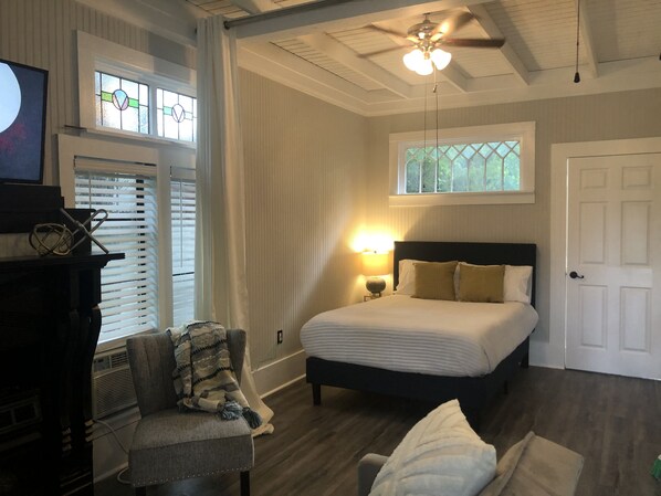 1 bedroom, iron/ironing board, free WiFi, bed sheets - Beautiful Durning House Cottage (Van Alstyne)