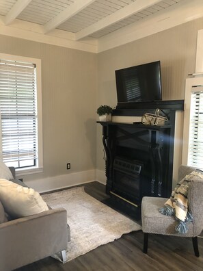 Smart TV - Beautiful Durning House Cottage (Van Alstyne)