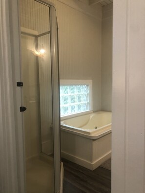 Dusche, Whirlpool, Haartrockner, Handtücher