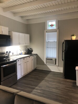 Fridge, microwave, oven, stovetop - Beautiful Durning House Cottage (Van Alstyne)