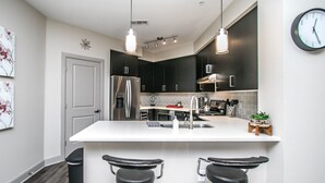 Luxury Condo | Private kitchen - Rooftop Pool-Close 2 Shops-Dining-C4419 (Scottsdale)
