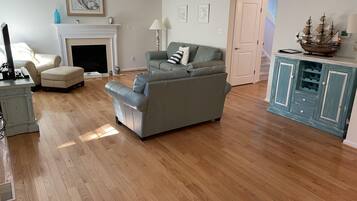 Smart TV, fireplace, books, music library