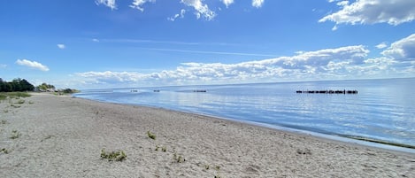 Una spiaggia nelle vicinanze