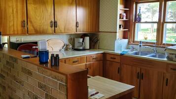 KylskÄp, mikrovÄgsugn, kaffe- och tebryggare och grytor/köksredskap