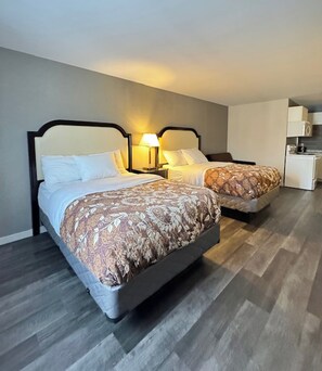 Suite, 2 camas dobles, no fumadores, cocina (Full Kitchen) | Escritorio, espacio para trabajar con un portátil, cortinas opacas