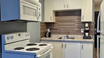 Suite, 2 Double Beds, Non Smoking, Kitchen (Full Kitchen) | Private kitchen | Coffee/tea maker