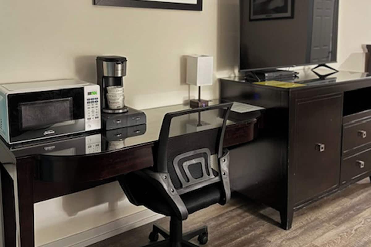 Escritorio, espacio para trabajar con laptop y cortinas blackout