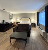 Escritorio, espacio para trabajar con laptop y cortinas blackout 