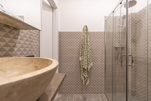 Dusche, Haartrockner, Handtücher, Seife