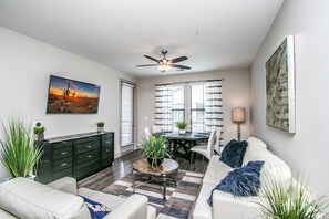 Condo de lujo | Área de sala de estar | Smart TV de 55 pulgadas con canales premium, televisión y Hulu 