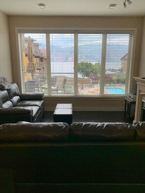 Smart TV, fireplace, DVD player, stereo