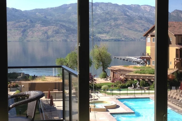 Una piscina al aire libre, una piscina climatizada