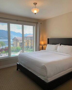 2 bedrooms, free WiFi, bed sheets - Deluxe 2 floor Lakefront Condo with Pool (West Kelowna)