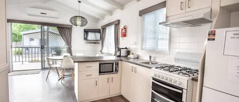 Villa superior, 3 habitaciones, balcón | Cocina privada | Refrigerador, microondas, horno y parrilla de estufa