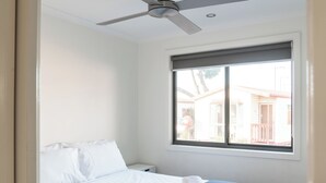 Superior 3 Bedroom Villa | Bed sheets - Geelong Holiday Park (Belmont)