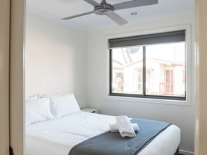 Superior 3 Bedroom Villa | Bed sheets - Geelong Holiday Park (Belmont)