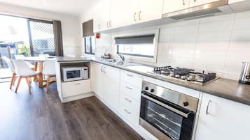 Villa, 3 chambres (8 Berth) | Cuisine privée | Réfrigérateur dans l'espace commun, micro-ondes, four, plaque de cuisson