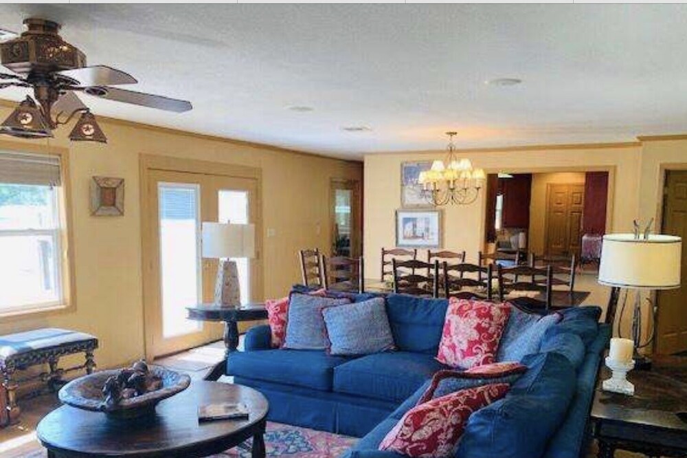 A true elegant, peaceful getaway, Close to Waco, Magnolia Silos and Waco