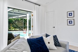 Smart TV, lareira, livros
