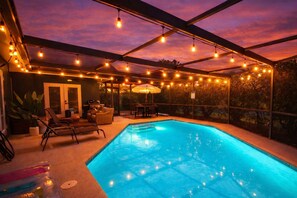 Utendørsbasseng og et oppvarmet basseng