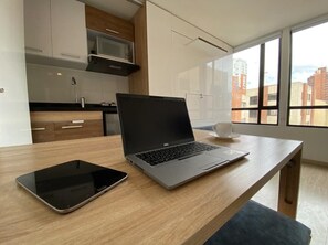 Kühlschrank, Mikrowelle, Wasserkocher mit Kaffee-/Teezubehör