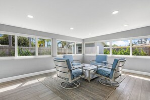 Interior - Beautifully Renovated Pooled Home in Highly Desireable Neighborhood (West Palm Beach)