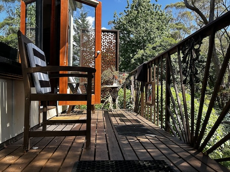 Terrace/patio. Blue Mountains studio, wild native garden full of birds, week-long stay 30% off