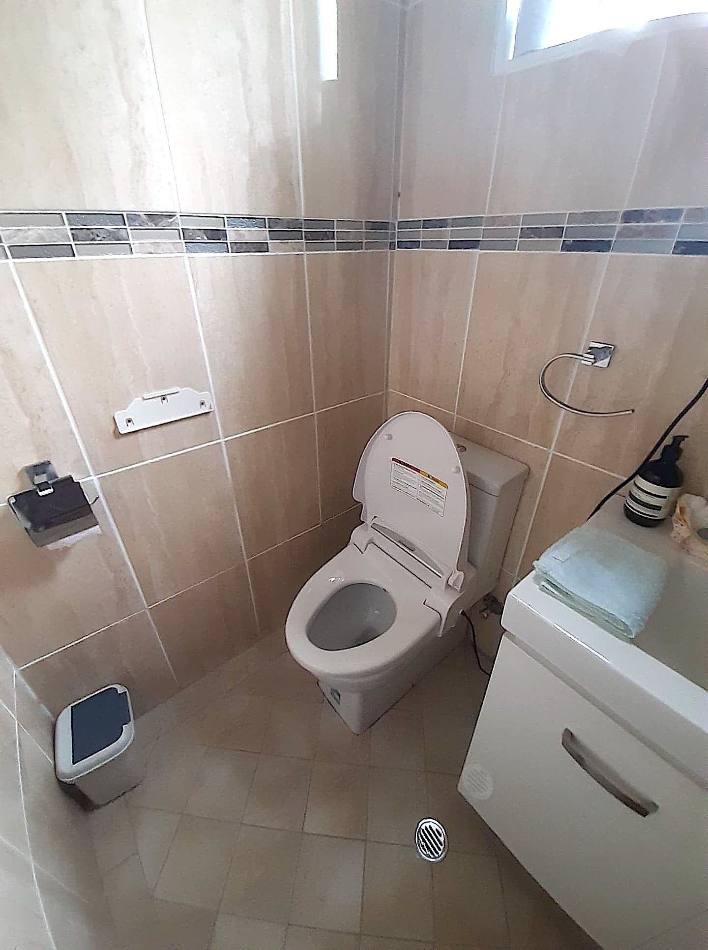 Ducha, bidet, toallas, jabón