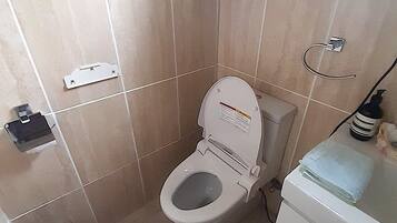 Dusche, Bidet, Handtücher, Seife