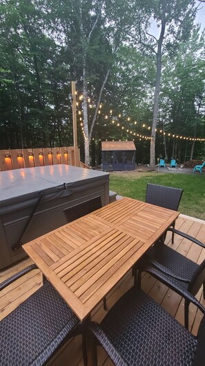 Outdoor dining - Private lakeside home with 2 private docks, hot tub, bball hoop, H2o activities (Shapleigh)