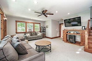 Smart TV - Private lakeside home with 2 private docks, hot tub, bball hoop, H2o activities (Shapleigh)