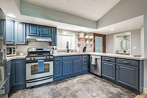 Secluded lakeside home with 2 private docks, hot tub, bball hoop, H2o activities