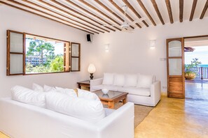 Deluxe Double Room, Sea View | Living area