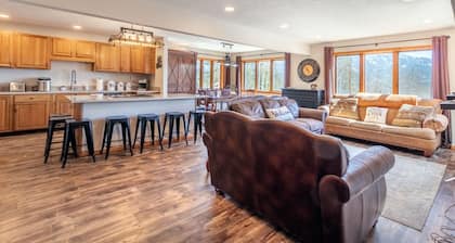 Large Grand Lake house with amazing views of Shadow Mountain Lake!