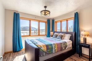 4 bedrooms, travel crib, free WiFi, bed sheets