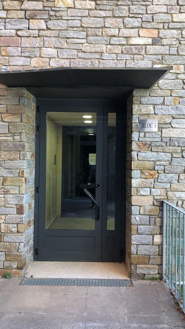 تفاصيل الفندق من الخارج