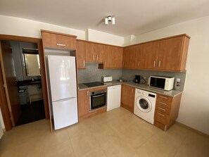 ثلاجة، ميكروويف، فرن، غسالة أطباق