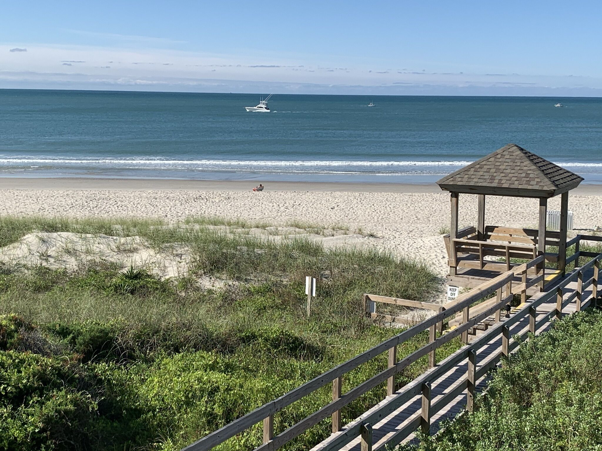 Rannalla, aurinkotuoleja, rantapyyhkeitä