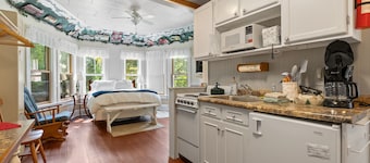 Charming honeymooners cottage in Ephraim- Charming Deck and privacy!