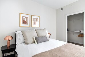 2 chambres, fer et planche à repasser, Wi-Fi, draps fournis