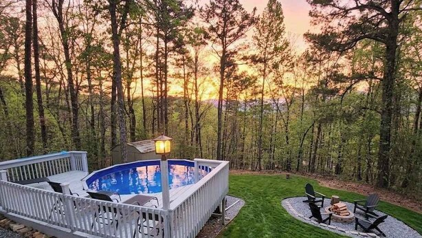 Una terrazza con idromassaggio, arredi da esterno e piscina.