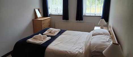 3 bedrooms, iron/ironing board, bed sheets