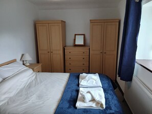 3 Schlafzimmer, Bügeleisen/Bügelbrett, Bettwäsche