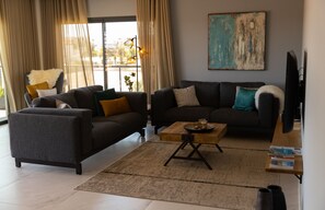 Een televisie en een stereo