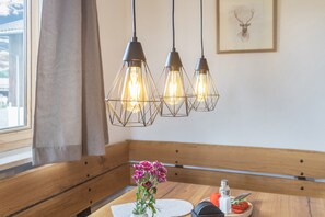 Dining - Apartment "Beim Nik with Wanderreitstation"  with Mountain View & Balcony (Höslwang)