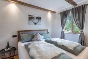 1 bedroom, free WiFi, bed sheets - Apartment "Beim Nik with Wanderreitstation"  with Mountain View & Balcony (Höslwang)