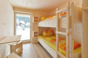 10 bedrooms, iron/ironing board, free WiFi, bed sheets