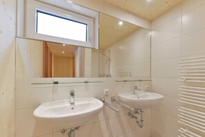 Suihku, ilmaiset hygieniatuotteet, hiustenkuivaaja, pyyhkeet