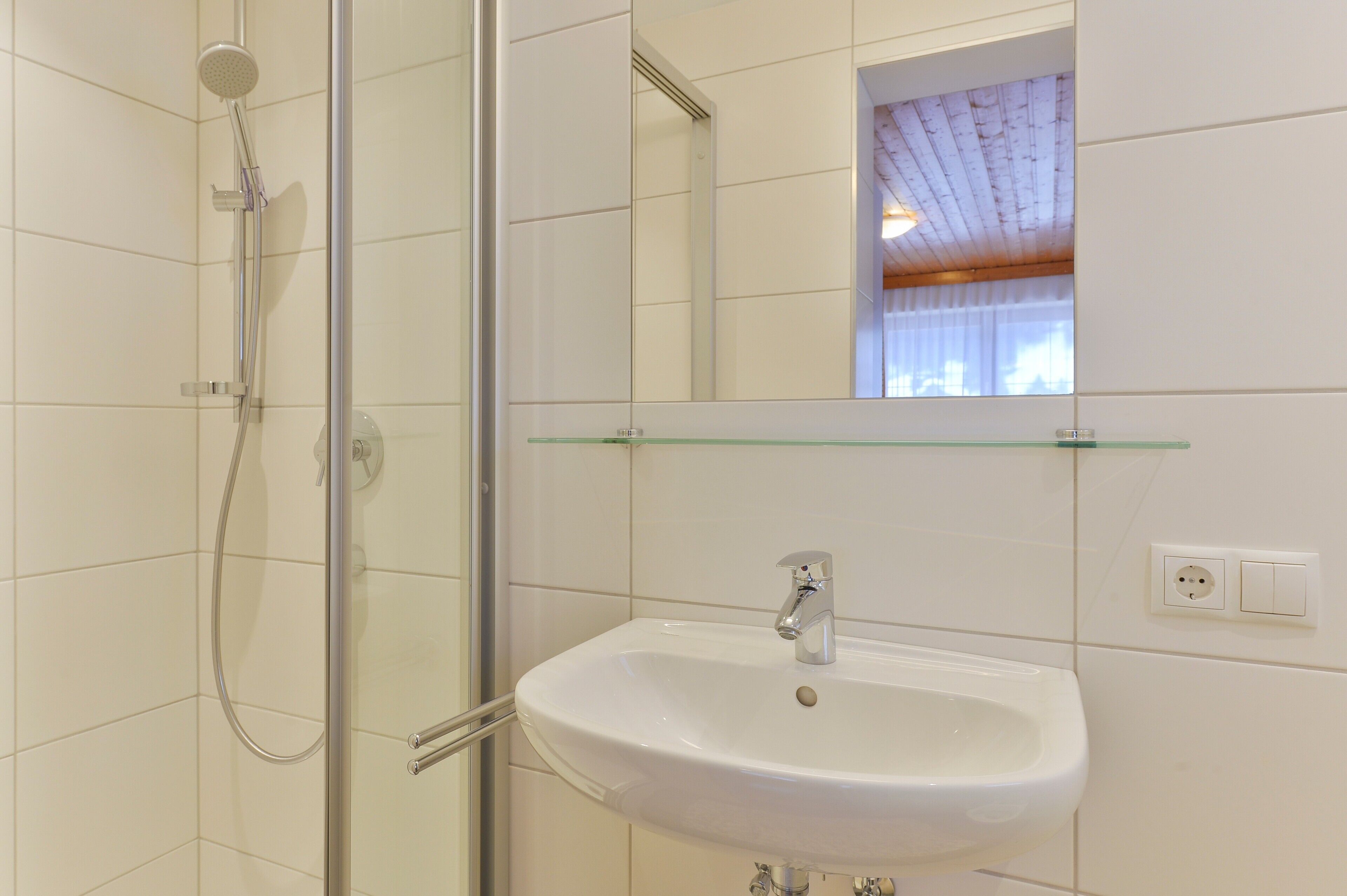 Douche, articles de toilette gratuits, sèche-cheveux